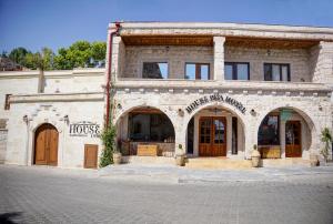 een gebouw met twee ingangen naar een winkel bij House 1938 Special Cave Hotel in Ortahisar