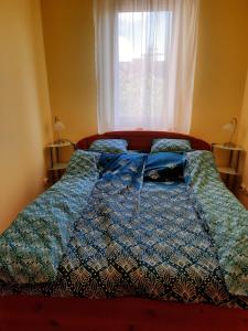 Кровать или кровати в номере Kiss-Füredi Apartman Szeged