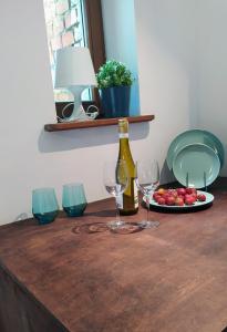 uma mesa com dois copos de vinho e um prato de fruta em Studio w Centrum Bydgoszczy em Bydgoszcz