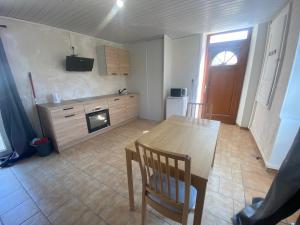 Kuchnia lub aneks kuchenny w obiekcie Maison indiv au cœur du vignoble champenois