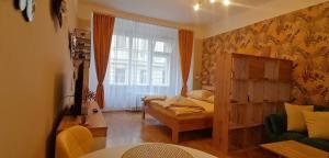 プラハにあるアパートメント ヤクブスカー 676のベッドと窓が備わる小さな客室です。
