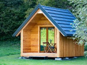 卢斯Glamping Logar的小屋内有一张桌子