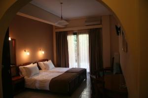 1 dormitorio con cama y ventana grande en Villa C & C, en Delfos