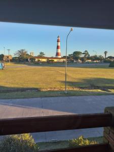 einen Leuchtturm auf einem Feld mit Straßenbeleuchtung in der Unterkunft Mar del Plata Sur 2 in Mar del Plata