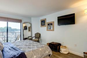 1 dormitorio con 1 cama y TV en la pared en Yacht Club Villas 7542 en Hilton Head Island
