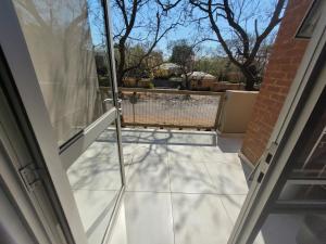 vistas a un balcón desde la puerta de una casa en Ollies en Pretoria