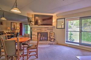 sala de estar con mesa y chimenea en Beaver Run Resort 4228, en Breckenridge