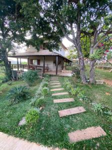 uma casa com um caminho em frente a um quintal em Casa da Vista - LAGOA SANTA em Lagoa Santa