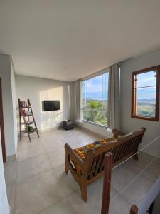 uma sala de estar com um sofá e uma grande janela em Casa da Vista - LAGOA SANTA em Lagoa Santa