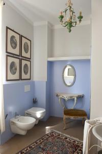 een blauwe badkamer met een toilet en een spiegel bij Agriturismo Azienda Agricola Mombisaggio in Tortona