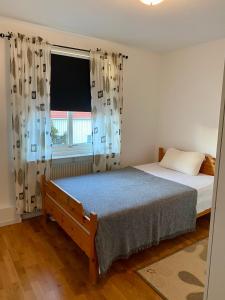 A bed or beds in a room at Fin lägenhet. Gångavstånd till Strömstads centrum.