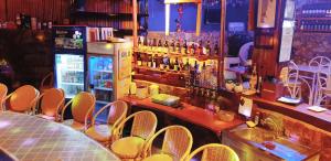 un restaurante con bar con sillas y mostrador en Al Hamra Jungle Resort, en Puerto Princesa City
