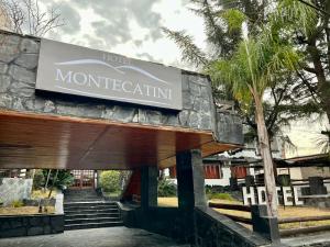 un panneau indiquant l'avant d'un hôtel montecarin dans l'établissement Montecatini Hotel, à Villa Carlos Paz