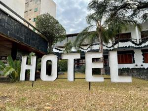 un panneau indiquant un hôtel devant un bâtiment dans l'établissement Montecatini Hotel, à Villa Carlos Paz