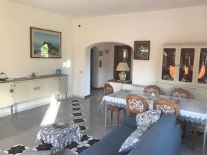 un soggiorno con divano blu e tavolo di Mario’s House a Ischia