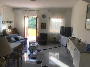 un soggiorno con divano e TV di Mario’s House a Ischia