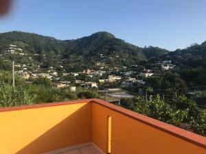 una vista sulla città dal balcone di una casa di Mario’s House a Ischia