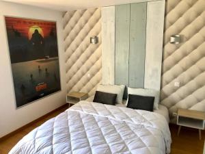 1 dormitorio con 1 cama blanca grande con dosel en Maison chaleureuse au cœur du village Raddon, en Raddon-et-Chapendu