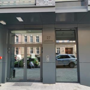 een toegang tot een gebouw met twee glazen deuren bij Kamienica Nova VITORE 116 in Szczecin