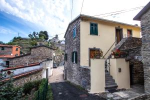 una calle en un pueblo con edificios de piedra en Near - Cinque Terre Holiday Apartment, en Riccò del Golfo di Spezia