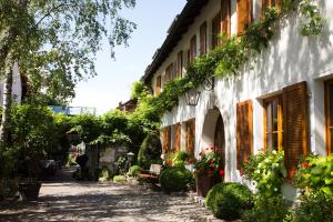 a building with plants on the side of it at Hotel und Gutsgaststätte Rappenhof in Weinsberg