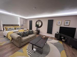 Thorpe ThewlesThe Hideaway Thorpe Thewles的带沙发和床的客厅 更多37张照片