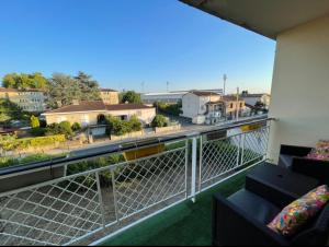 balcón con sofás y vistas a la calle en Très grand appartement à 10 min à pied du centre, en Castres