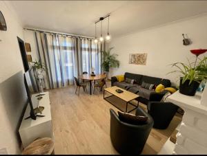 sala de estar con sofá y mesa en Très grand appartement à 10 min à pied du centre, en Castres