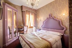 1 dormitorio con 1 cama grande y espejo en Domus Cavanis, en Venecia