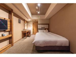เตียงในห้องที่ HOTEL RELIEF Namba Daikokuchou - Vacation STAY 33927v
