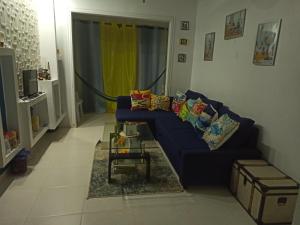 ein Wohnzimmer mit einem blauen Sofa und einem Tisch in der Unterkunft Hermoso Apartamento ideal familia in Pantoja