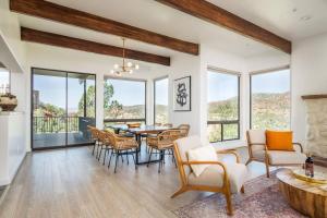 Χώρος καθιστικού στο Stunning Views, Large Deck W/ Private Hiking Trail