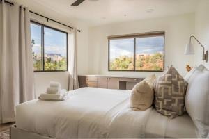 Ένα ή περισσότερα κρεβάτια σε δωμάτιο στο Stunning Views, Large Deck W/ Private Hiking Trail