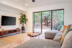 Μια τηλεόραση ή/και κέντρο ψυχαγωγίας στο Stunning Views, Large Deck W/ Private Hiking Trail