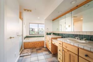 Ένα μπάνιο στο Stunning Views, Large Deck W/ Private Hiking Trail +34 φωτογραφίες