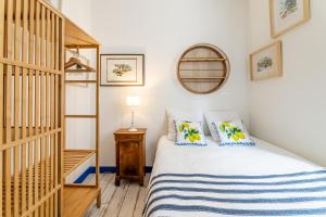 Habitación pequeña con cama y escalera en Le Grand Studio Bleu 29M2, 120m Vieux-Port , Clim ,Wifi, Accès autonome avec code, en Marsella