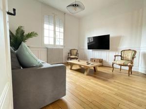 Μια τηλεόραση ή/και κέντρο ψυχαγωγίας στο DOMFRONT-BNB : CHIC & CONFORT
