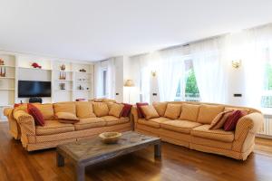 uma sala de estar com dois sofás e uma mesa de centro em SAN SIRO STADIUM LUXURY PLUS em Milão