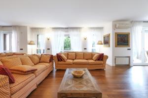 uma sala de estar com dois sofás e uma mesa em SAN SIRO STADIUM LUXURY PLUS em Milão