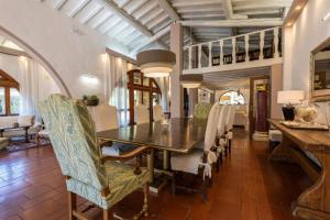 uma sala de jantar com mesa e cadeiras em FIRENZE Villa a 5 Stelle - Villa Gaudia Luxury & Relax in Chianti em Florença