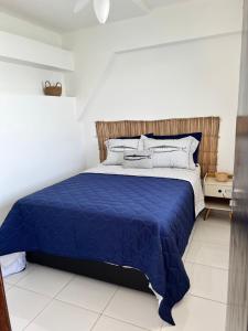 1 dormitorio con edredón azul en la cama en Casa Marambaia 2, en Río de Janeiro