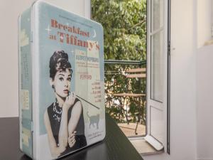 リスボンにあるConvento Apartment Rossioの窓際のテーブルに座る本