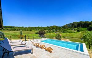 Bazén v ubytovaní Three-Bedroom Holiday Home In Gornji Trpuci alebo v jeho blízkosti + 33 fotografií