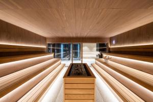 una sauna con paneles de madera y techo de madera en Aparthotel Woodside by Anaya, en Kopaonik