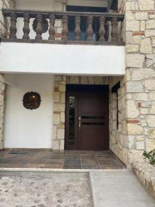 a entrance to a building with a brown door at Hotel Villas La Mexicana in Tecozautla