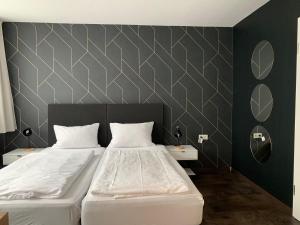 ビーレフェルトにあるMOTELO Bielefeld - Smart HOTELのベッドルーム1室(ベッド2台、ナイトスタンド2台付)