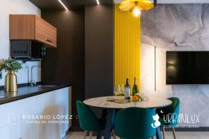 cocina con mesa y botellas de vino en Urbanlux Olimpia Pet Friendly, en Albacete