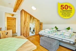 Dormitorio con cama y mesa con cartel en Zirbelstube en Reit im Winkl