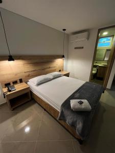 Tempat tidur dalam kamar di HOTEL CALIFORNIA CITY