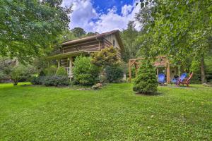 una casa con un patio delante de ella en Riverfront Idyllic Lansing Home with Porch!, en Lansing